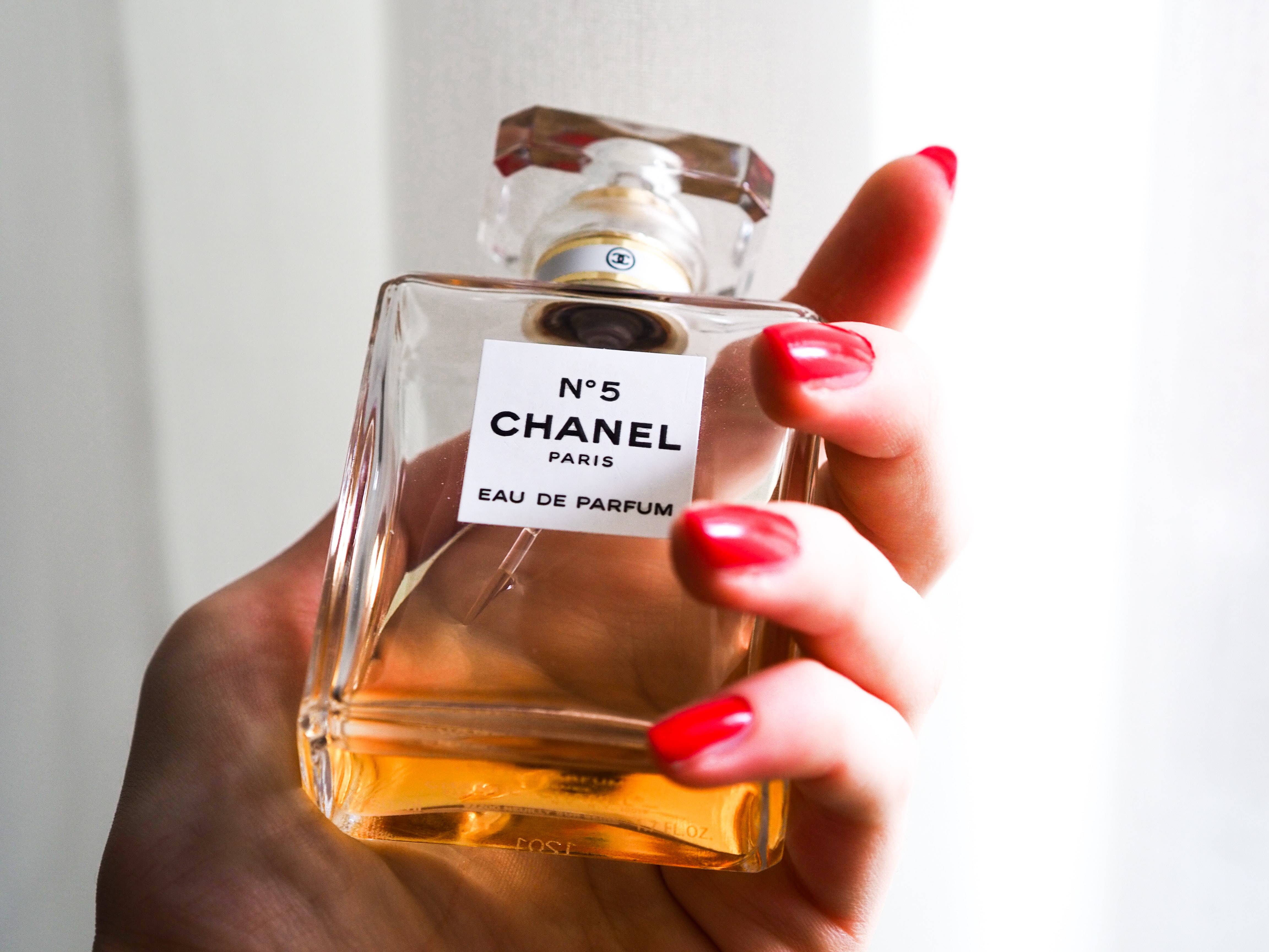 Какие духи подарить. Chanel no 5 Parfum. Шанель номер 5 духи 7 мл. Chanel n5 Постер. Шанель 5 крышка.