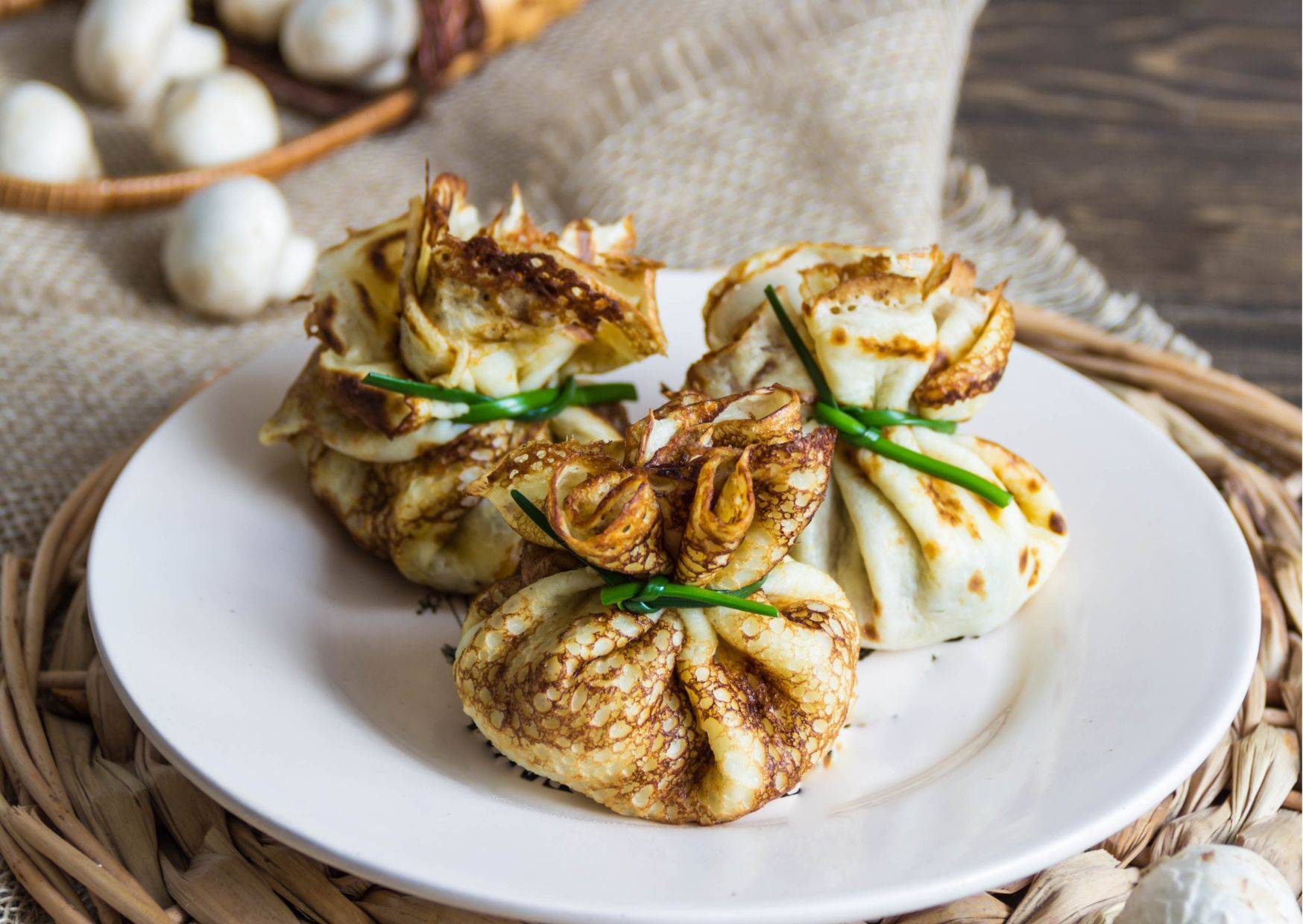 Блинчики с жульеном. Блинные мешочки с курицей и грибами. Блинные мешочки с курицей. Блинные мешочки с начинкой. Мешочки из блинчиков с начинкой.